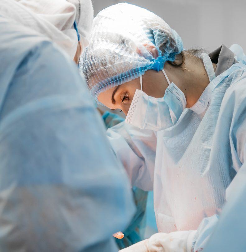 Surgeons,Performing,A,Delicate,Operation,In,A,Modern,Operating,Room,